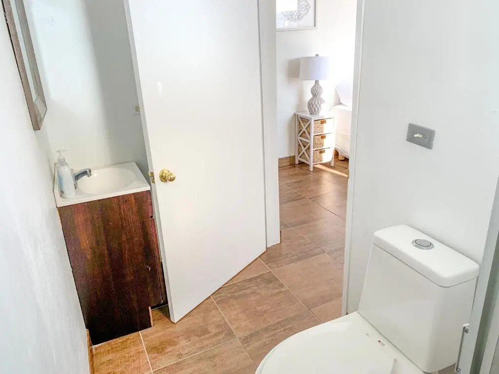 Beautiful 3 BDR 2,5 Bath- Steps from Beach w/PKG