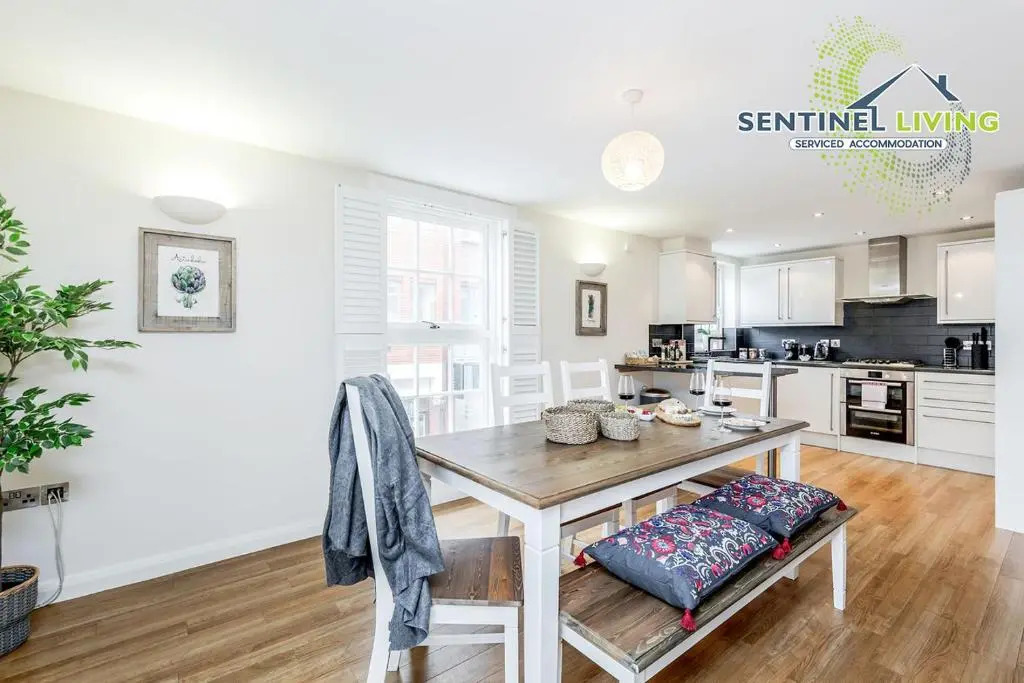 Sentinel Living Serviced Accommodation, Windsor, 2 Bedroom Apartment with Free Parking and WiFi