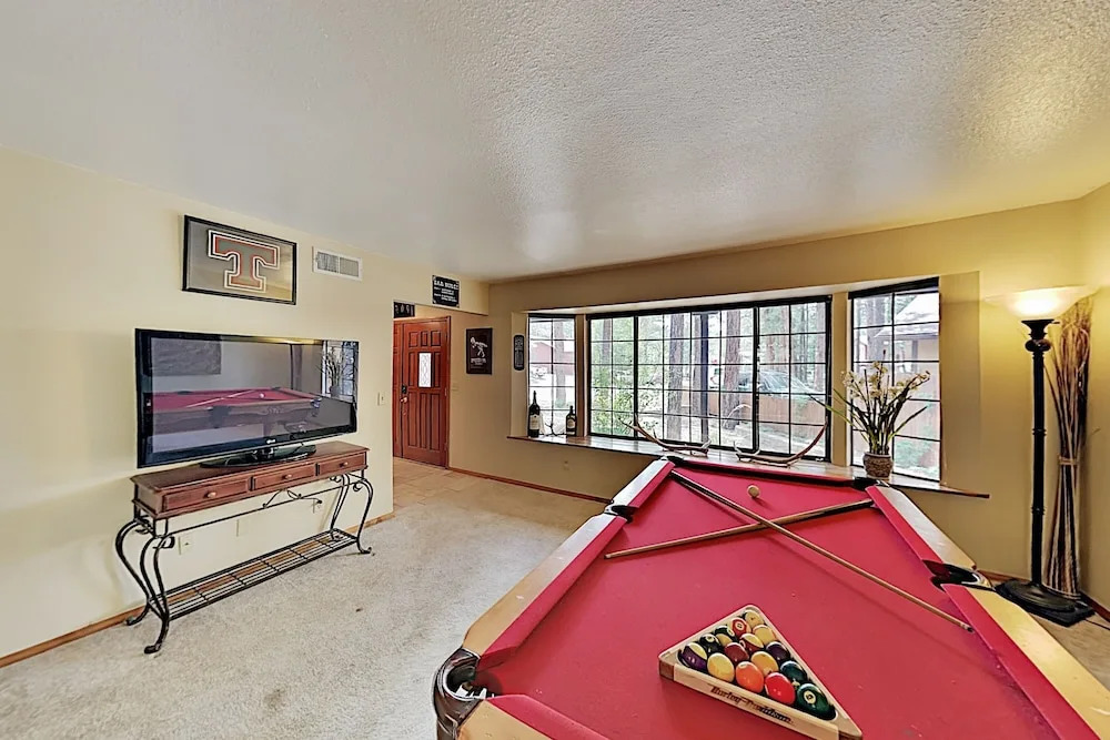 Lavish W/ Hot Tub, Game Room - Near Skiing 4 Bedroom Home