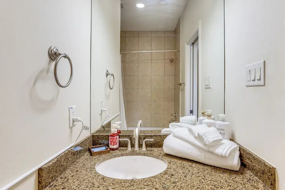 Walkable + Group-friendly: Houston Home By Stadium