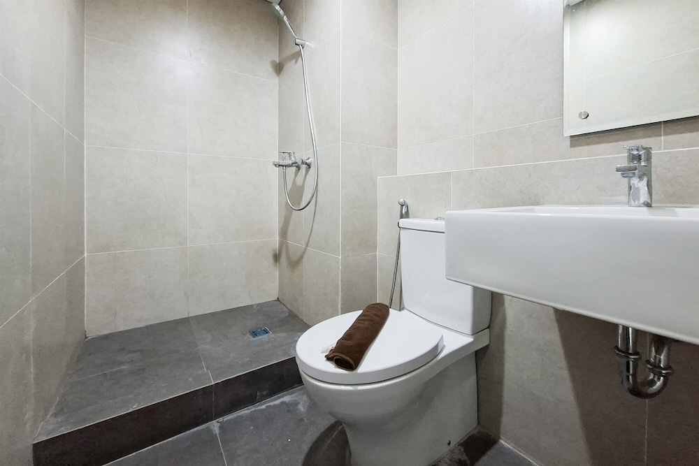 Homey And Spacious 3Br With City View At Apartment The Ayoma