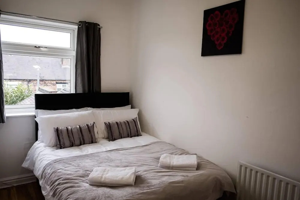 4 Bed House, Sleeps 9, Free Parking