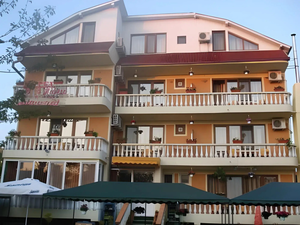 Hotel Roxy & Maryo- Restaurant -Terasa- Loc de joaca pentru copii -Parcare gratuita