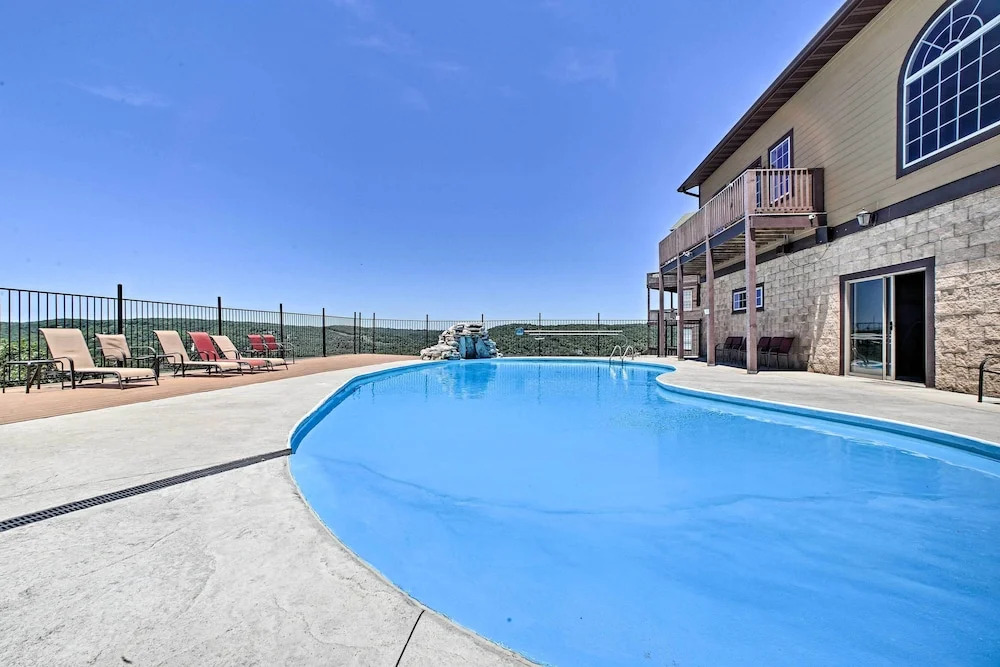 Luxe Mtn-view Condo in Branson w/ Hot Tub Access!