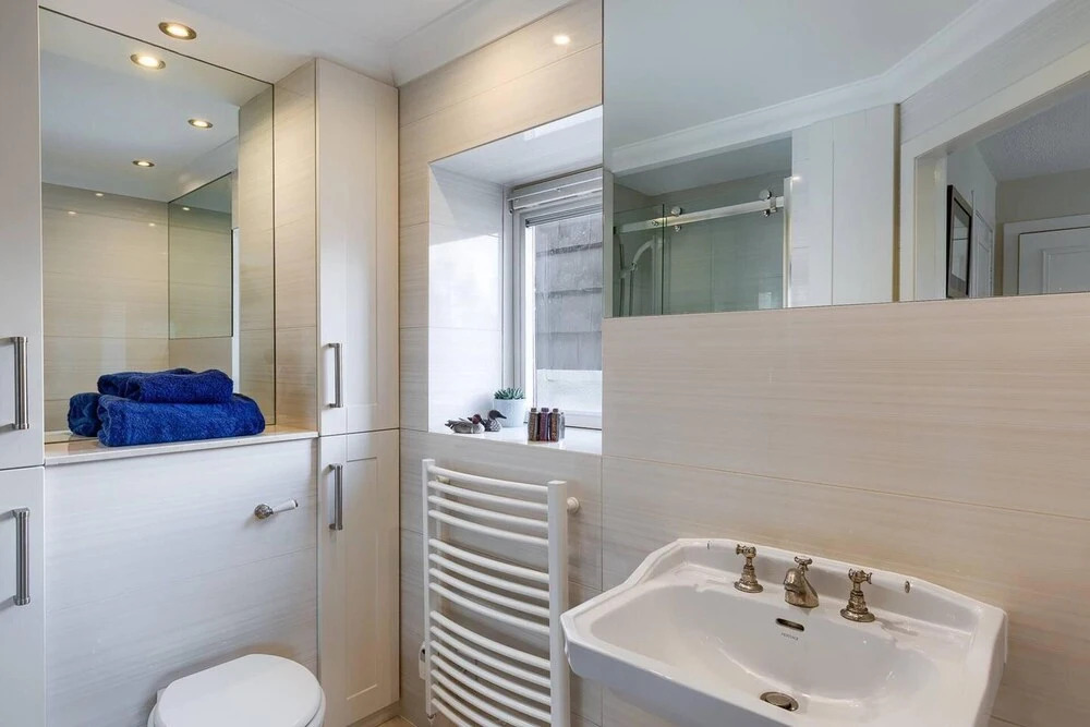 Tasteful top Floor Apartment Next to Gleneagles
