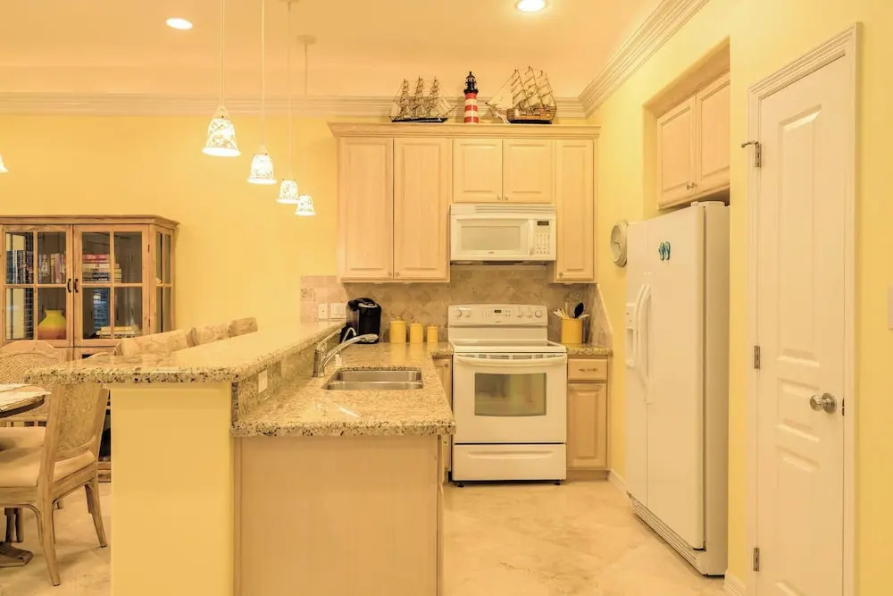 Spacious Ground Floor Condo With Semi-private Pool, 1 Block to Beach