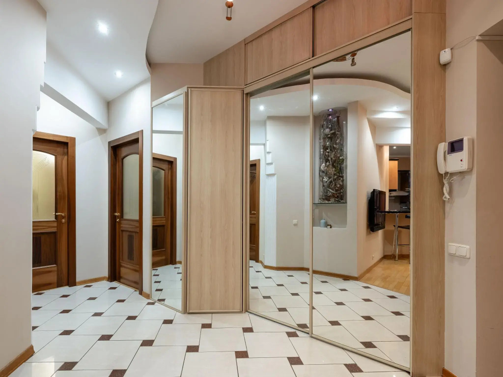 GMApartments (ДжиЭмАпартментс) на переулке Серпов 3-5