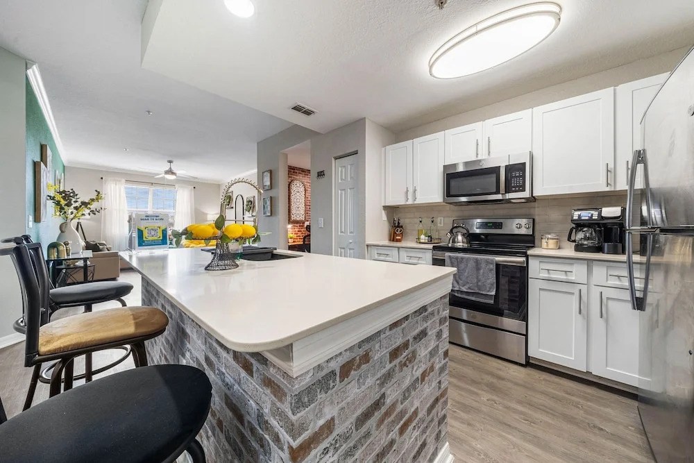 Spacious 3BR 2BA w Pool Gym Near Airport 4