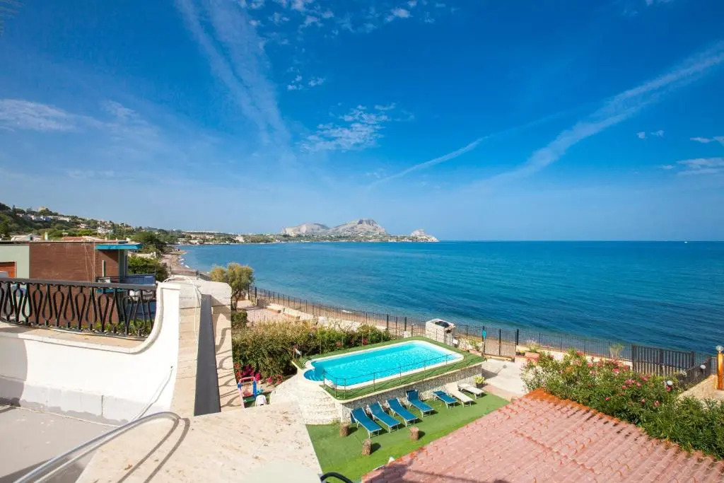Villa Silvia by Ville in Palermo