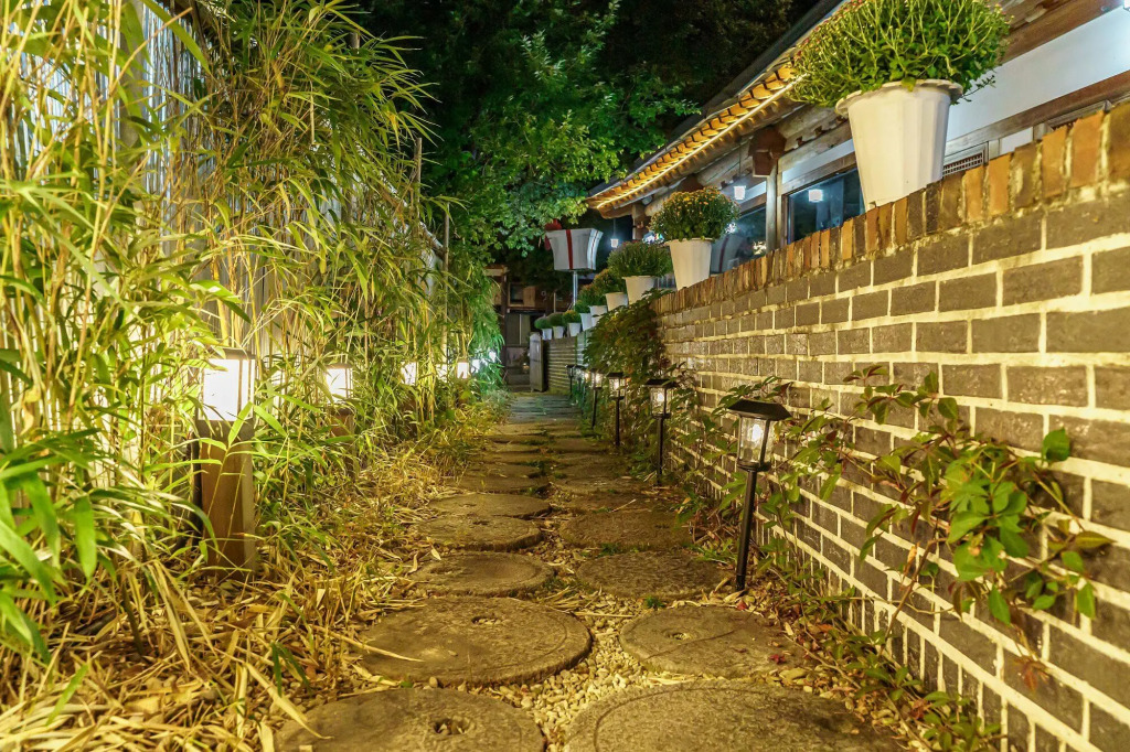 Jeonju Hanok Maeul Sarang Namu Hanok Pension
