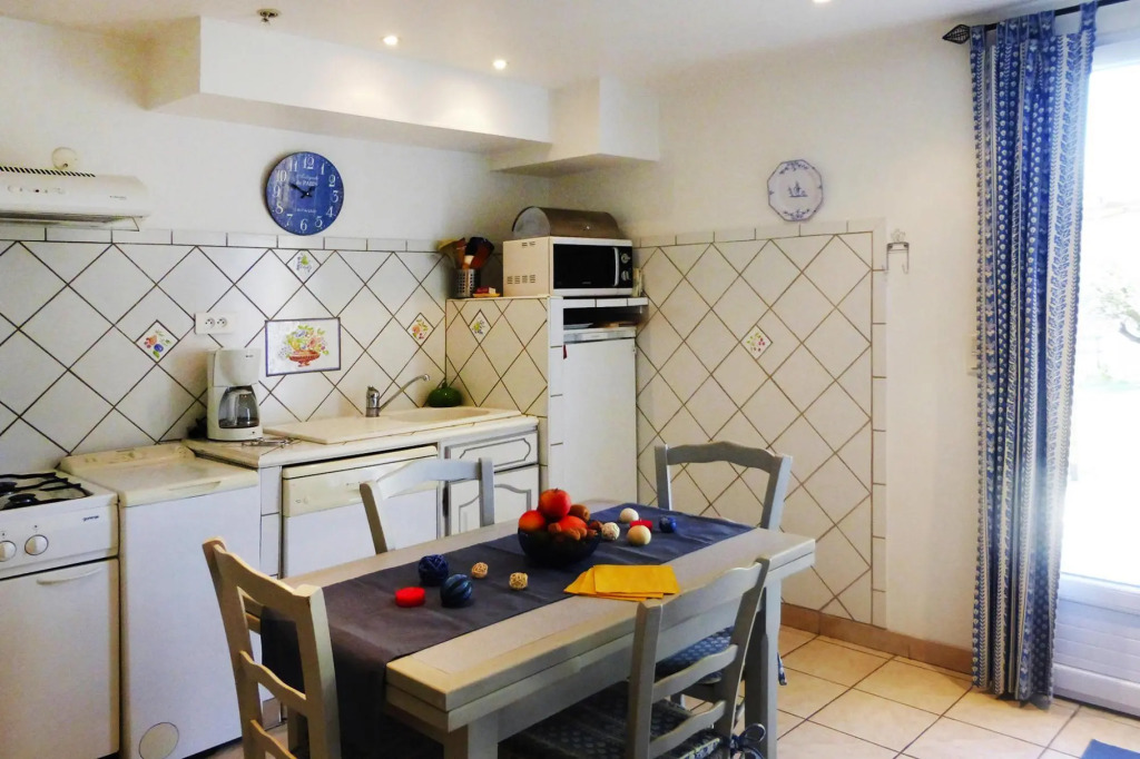 Holiday cottage with private terrace, Bellegarde