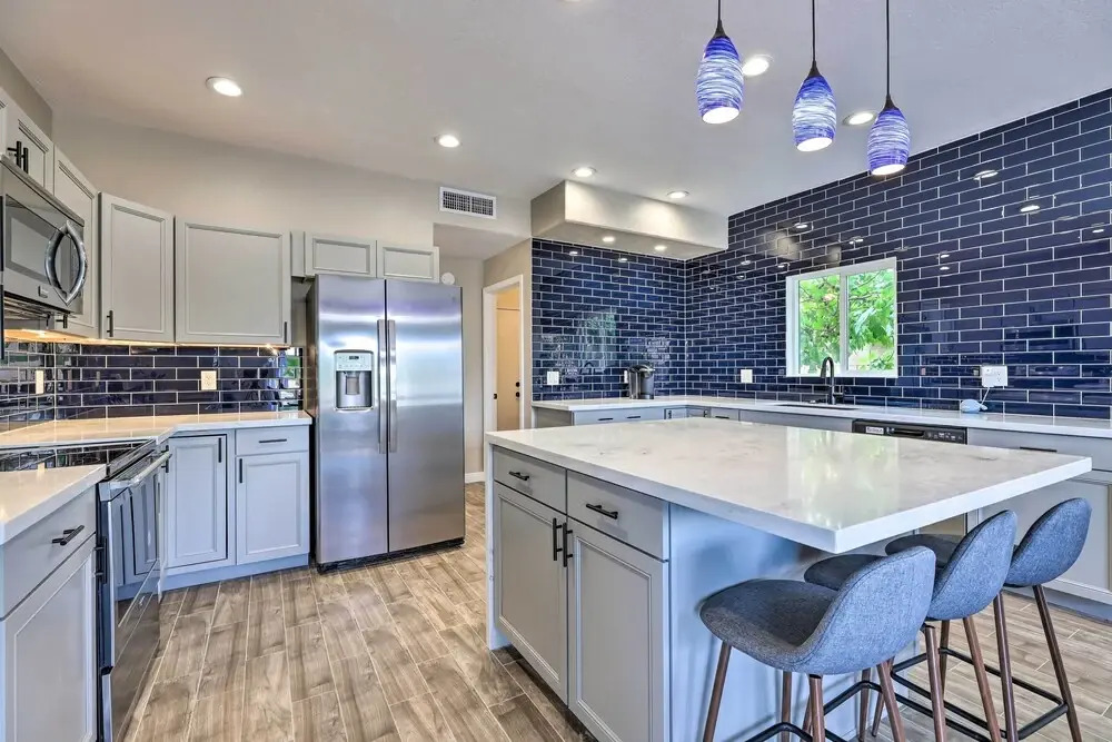 Beautiful Lakefront Peoria Home w/ Community Pool