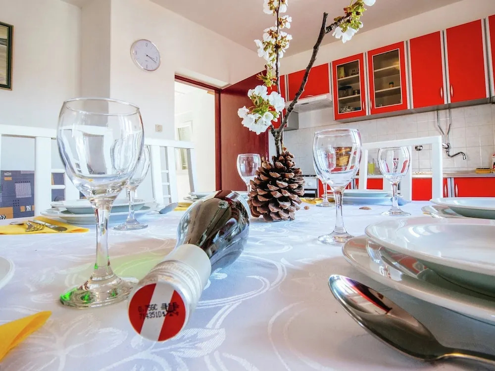 Spacious Apartment with Terrace in Banj