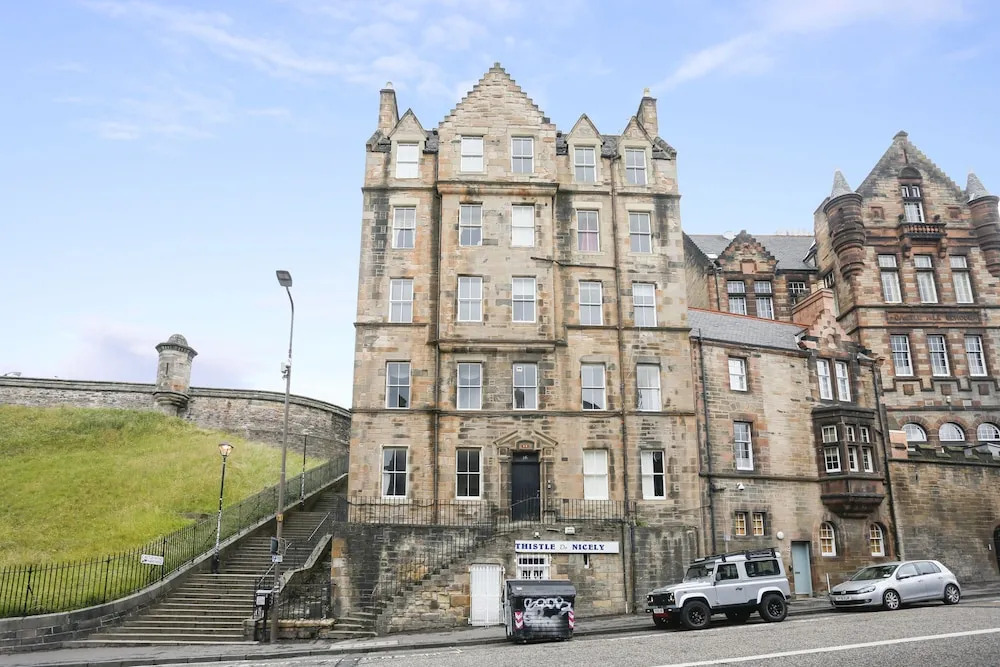 JOIVY Bright 2Br Apt W/ Stunning View, Next To Edinburgh Castle