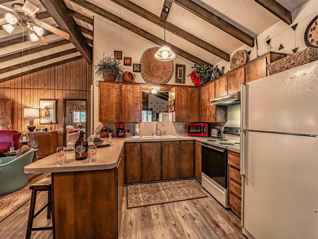Innjoy, 2 Bedrooms, Pet Friendly, WiFi, Wood Fireplace, Sleeps 4