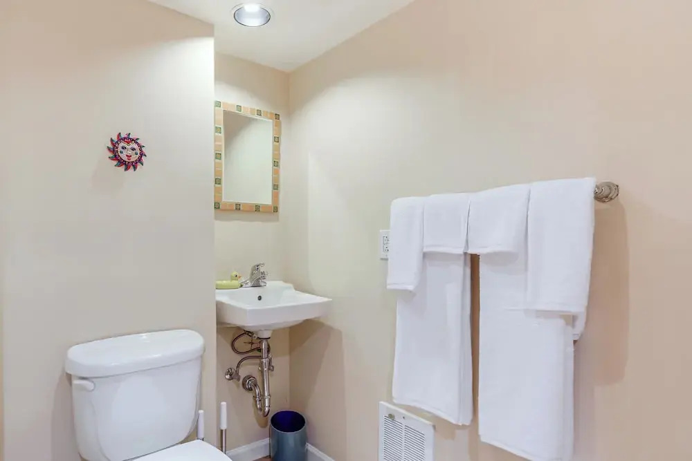 6 Mi to Dtwn Seattle: Walkable Home w/ Hot Tub
