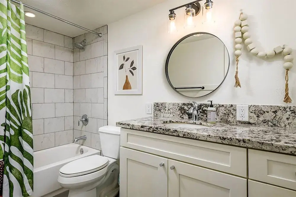 Oceanfront Lauloa 106 - Ground Floor, Modern Renovation, Split-ac, Walk to Beach
