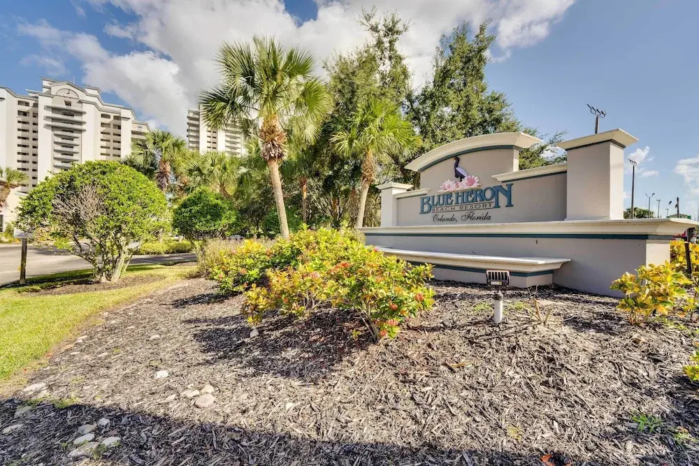 1 Mi to Disney World: Lakefront Condo in Orlando!