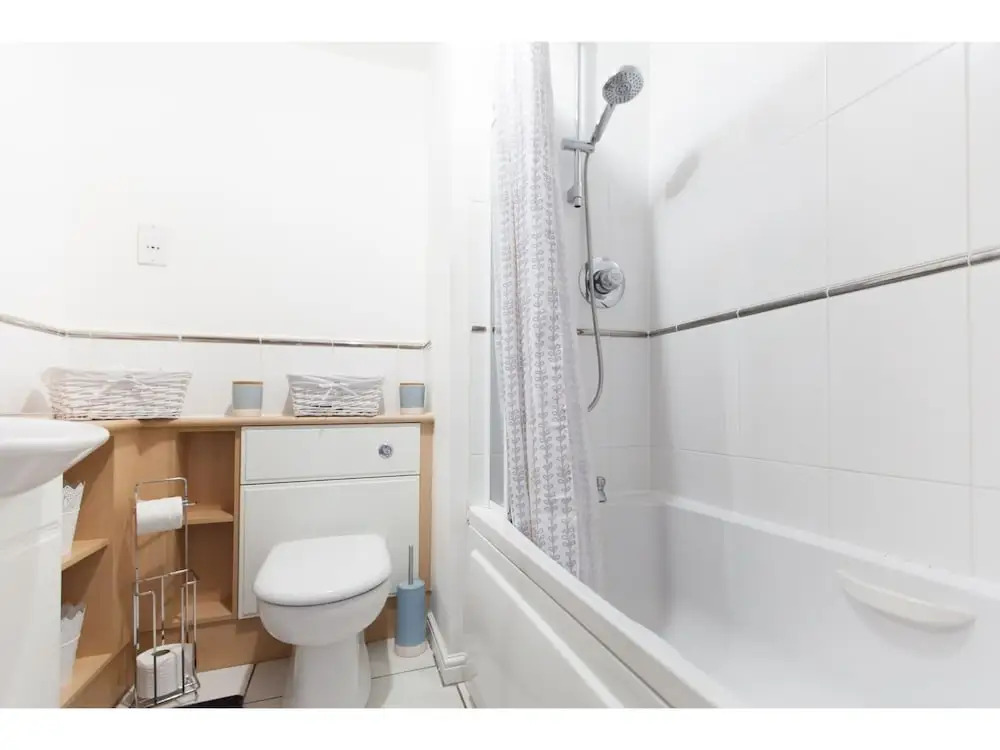Park & Play! Superb Flat W/parking Near Shore