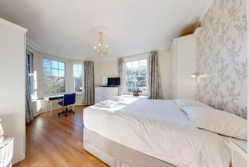 Superb 4 bed flat wgarden - 1 min to Queen's Park