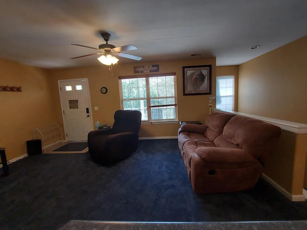 Blue Bird Hill with Deck & Middle of Branson Location