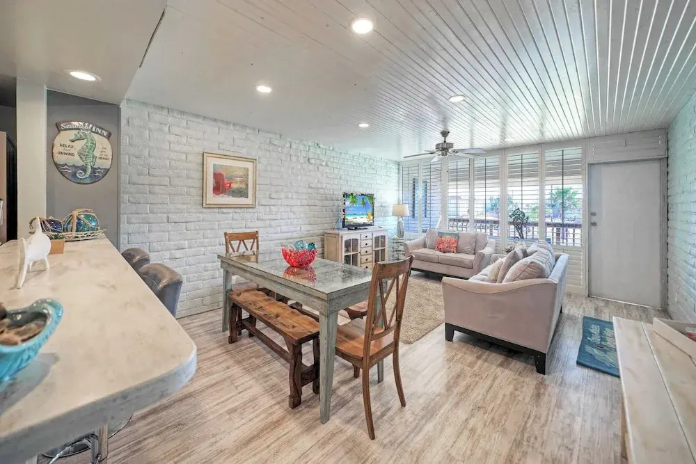 Pour Me a Vacation Mins to Beach, Community Pool+tennis Court, Private Balcony