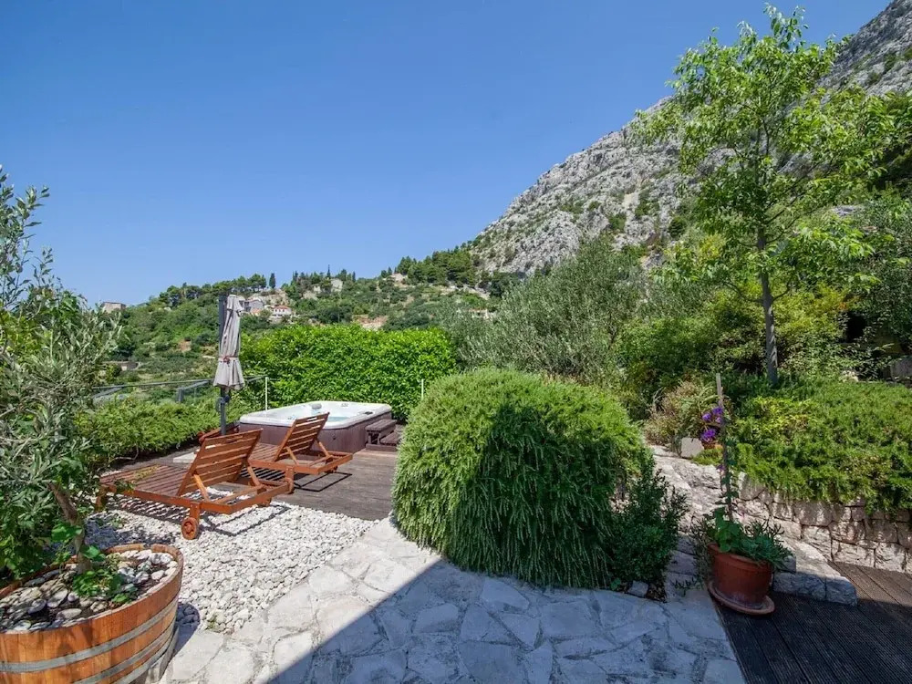 Luxurious Holiday Home in Makarska with Hot Tub