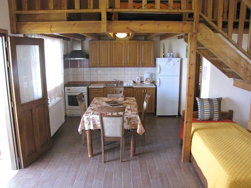 Elia Houses