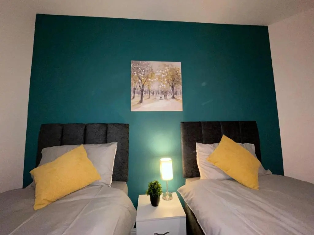 Birmingham Contractor House sleeps 8 Private Garden near M6 Motorway Business Wi-FI and Netflix