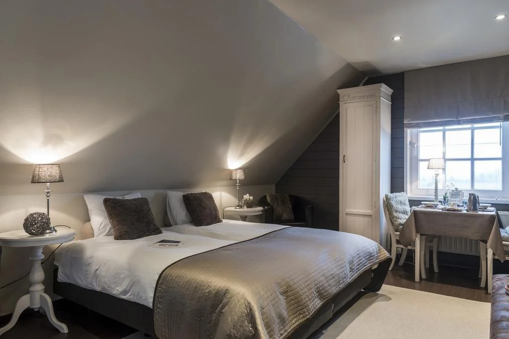 Casa-Cosi, tourist & business suites & flats with reserved parking and private terraces in shared garden with seasonal pool included, private sauna available