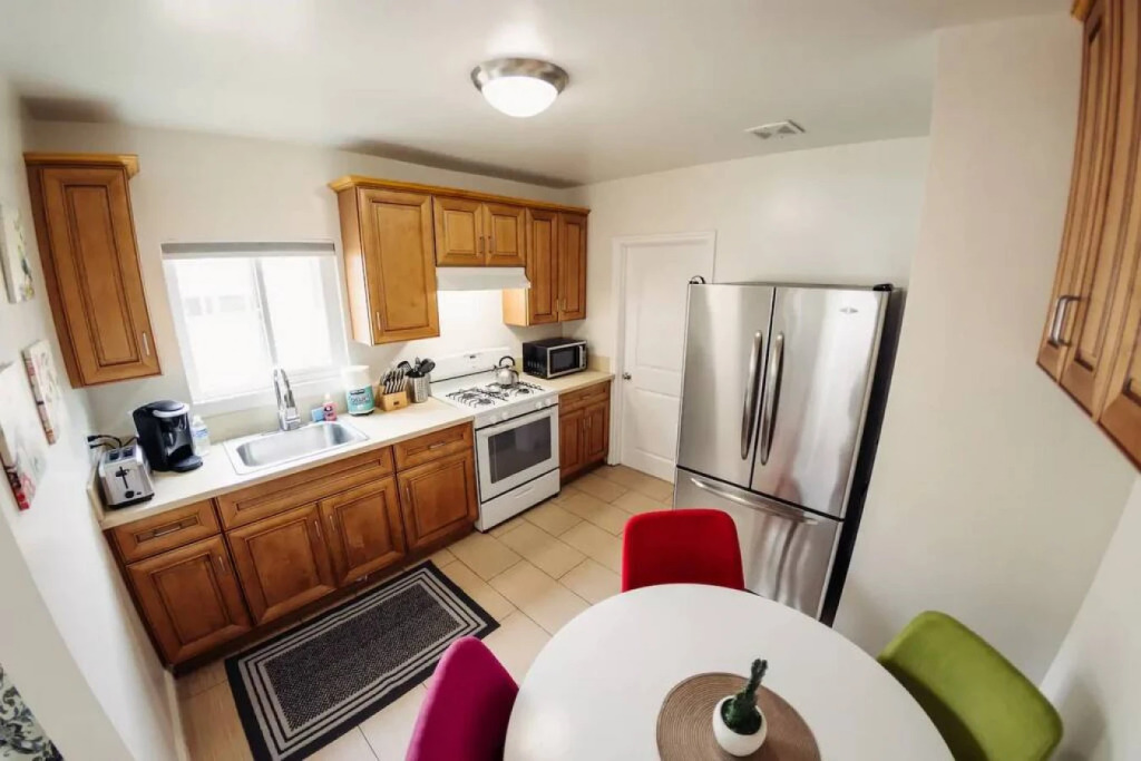 CHARMING 2-BEDROOM BUNGALOW HOME IN GLENDALE  (p4)