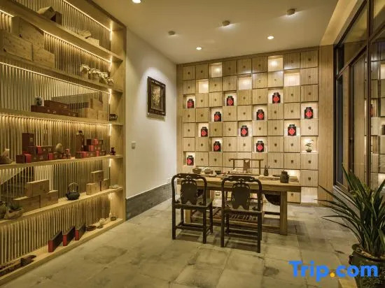 Wuyishan Liuyue Mountain Stream Hotel (Sangu Resort Chongxi Walkway Branch)