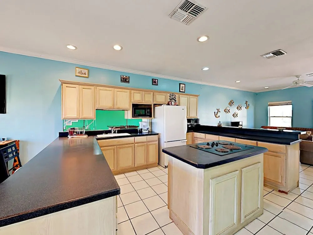 Parade 121 House - 3 Br home by RedAwning