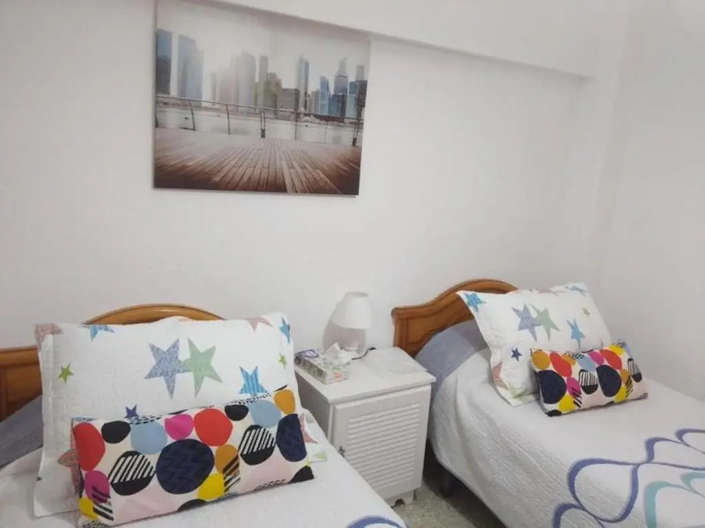 Deluxe 3 Bedroom Apartment, Balcony, 15 Minutes Walk to City and Beach Sys2