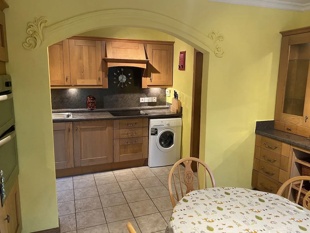 Country Cottage Sleeps 6 w Hot Tub & Dog-Friendly