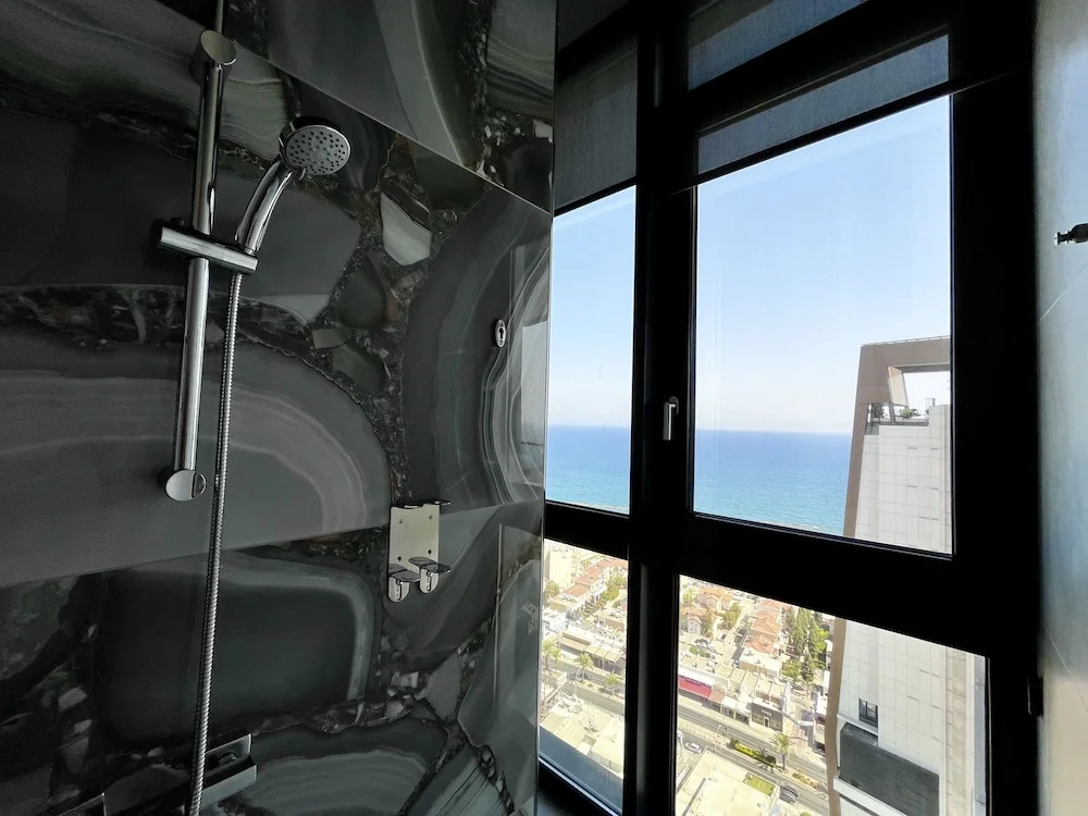 128 LIM - 2005 Stay Only Tower Suite