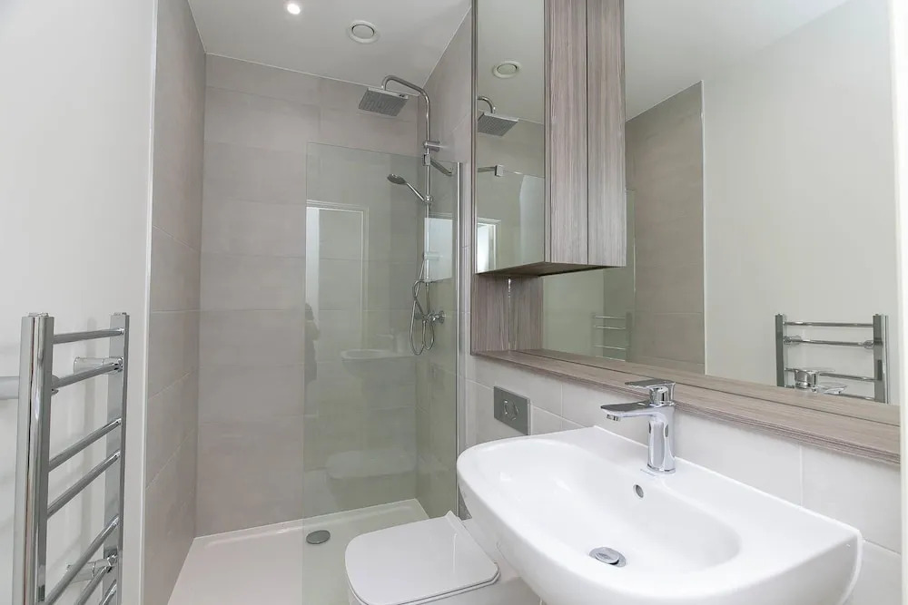 Deluxe Heathrow Apartments & Parking
