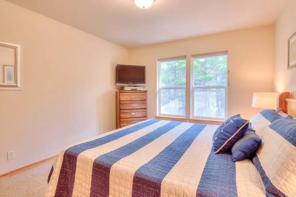 Charming Escape with Hot Tub and Game Amenities - Delightful Family Haven