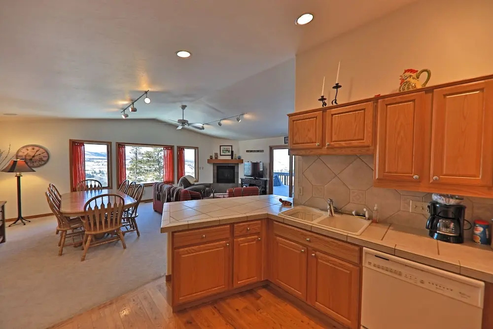 Wapiti Drive Townhome by RedAwning