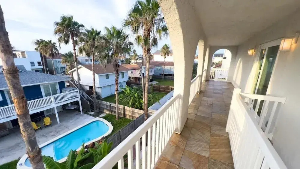 Fun Retro Island Vibe Sleeps 17 Beach 1 Block 4 Bedroom Home
