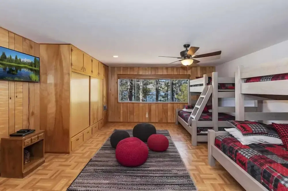 Sleeps 23 2 Homes, Lakefront, Private Dock, Hot Tub, Game Room, Swingset, View