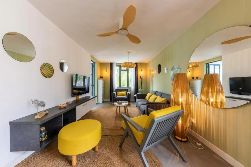 Les Cerisiers Beach Residence, Cosy and Modern 3 bedroom apartment located 50 metres from the beach and from all amenities and restaurants on the coastal road