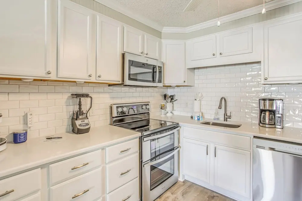 Pool Access & Ocean Views: Myrtle Beach Gem!