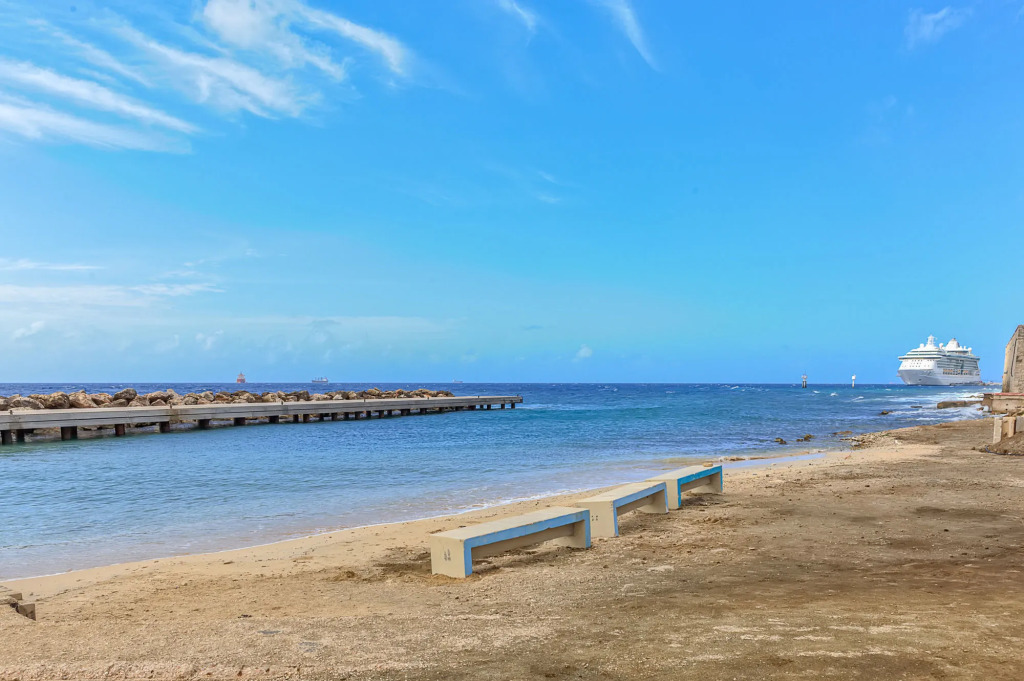 Majestic City Suites & Beach Hotel