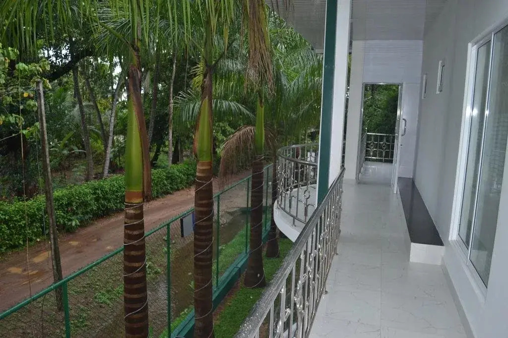 White Palace & Nice Place