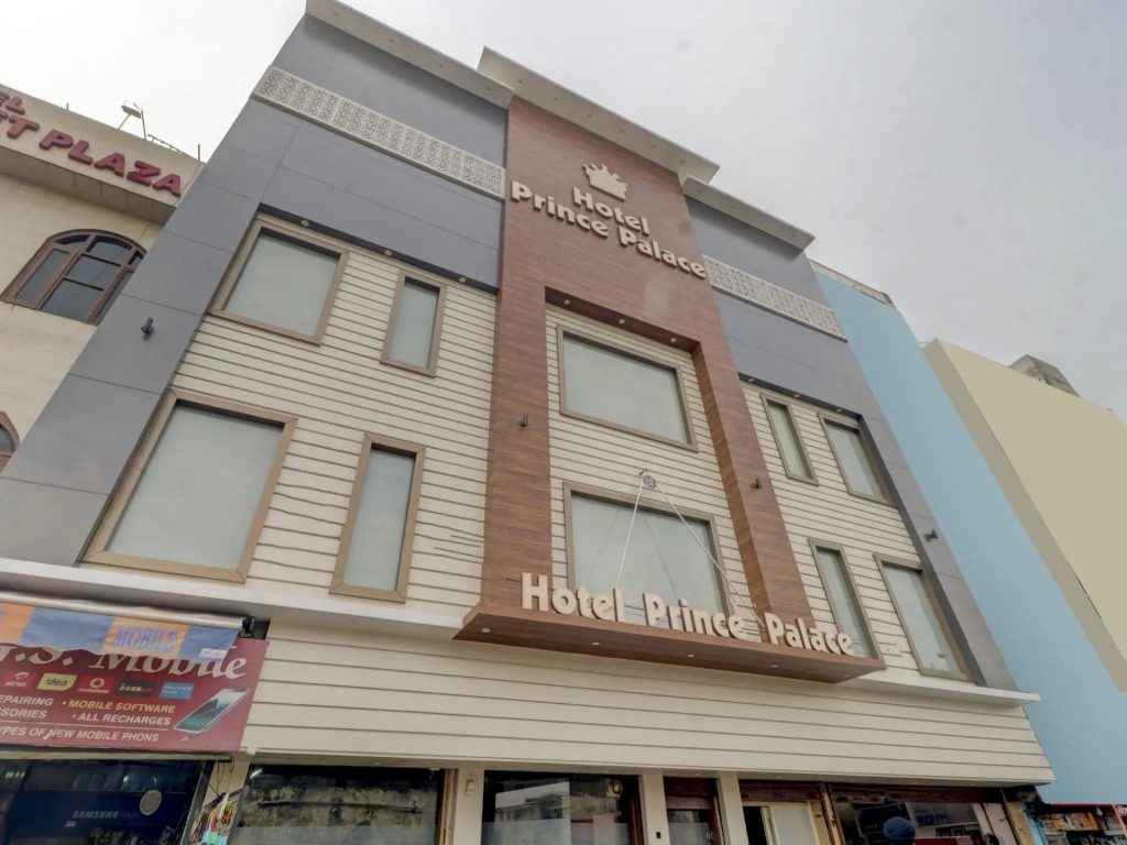 OYO 77454 Hotel Prince Palace