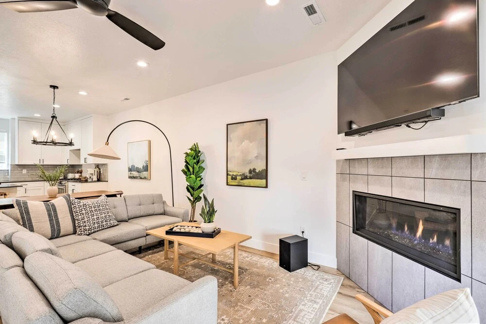 Modern-chic Provo Townhome 1 Mi to BYU Campus