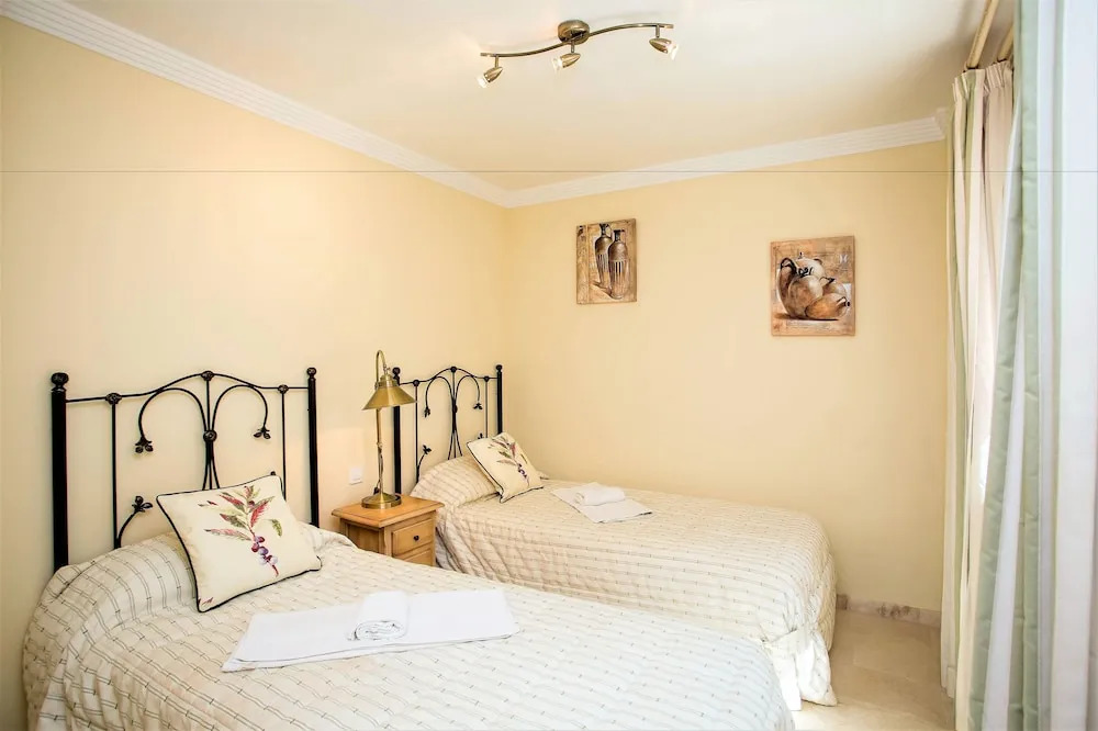 Elviria 3 bed apartment close to beach JP4D