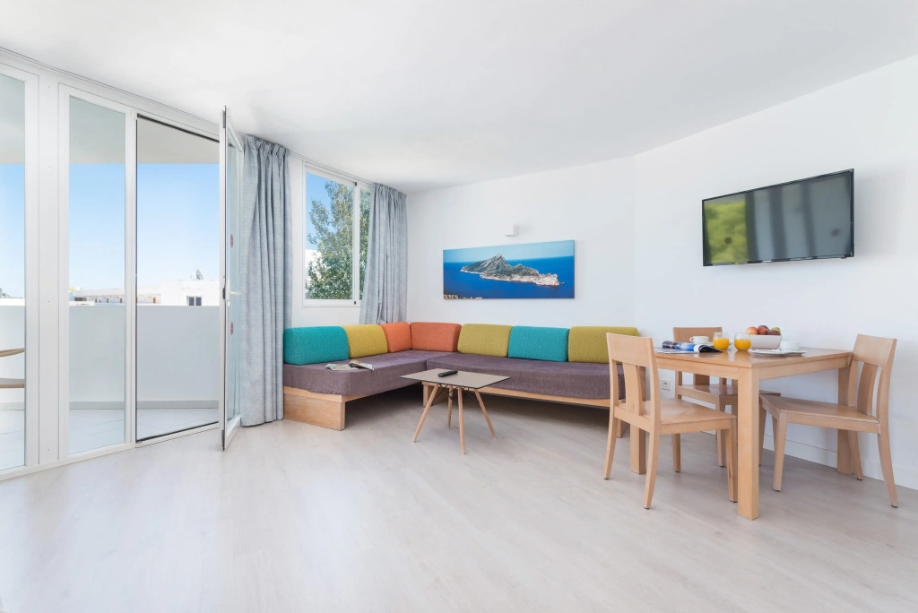 Loft studio with shared pool, near the beach