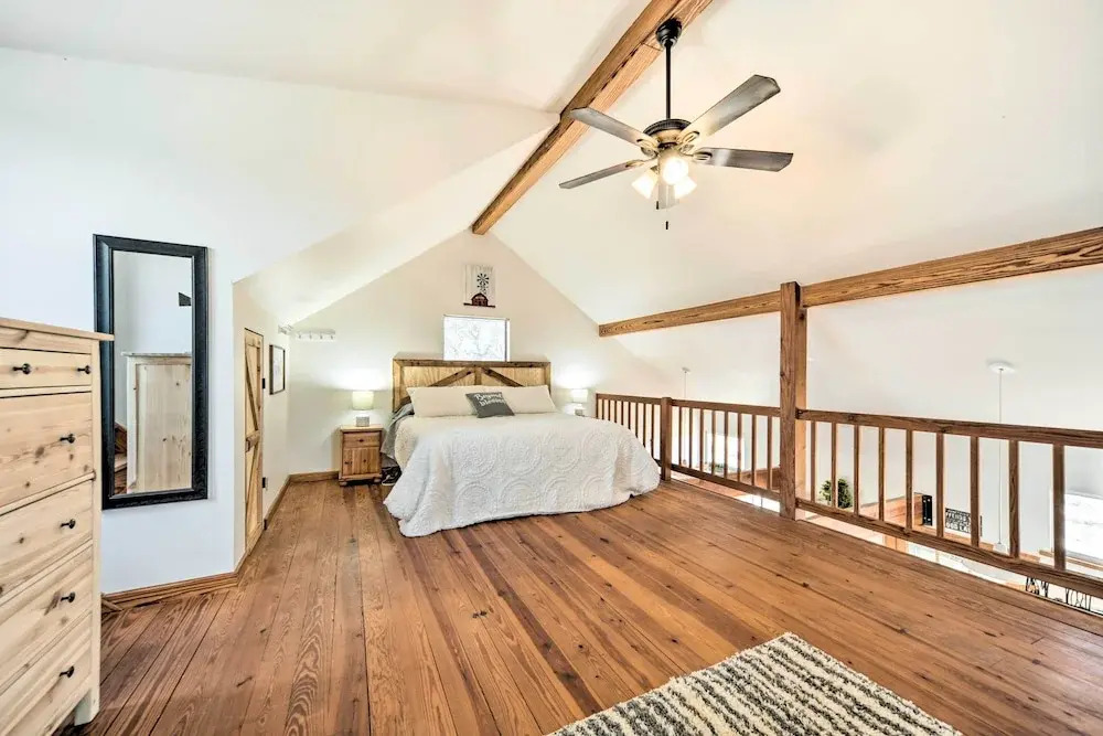 Pet-Friendly Fredericksburg Cabin w/ Hot Tub